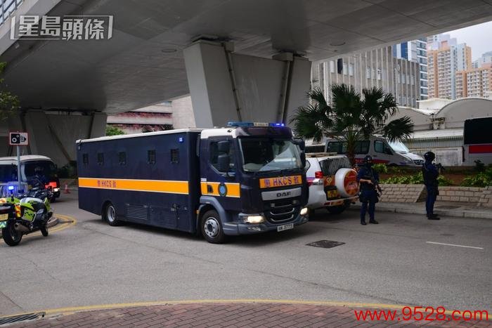 3月27日，黎智英及李宇轩乘坐的囚车先后抵达法庭 图自《星岛日报》